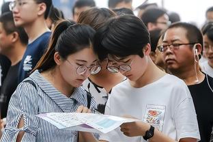 带我走？“大帅”波特赛后跟勇士众人叙旧 紧紧抱住库里